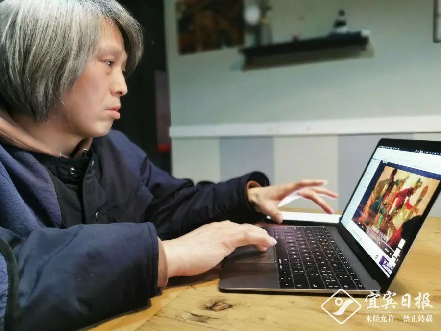 罗培向记者介绍短片创意北京冬奥会开幕式上,开场的2