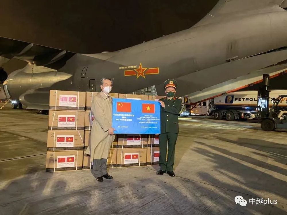 中国军队向越南军队援助的第二批新冠疫苗运抵河内