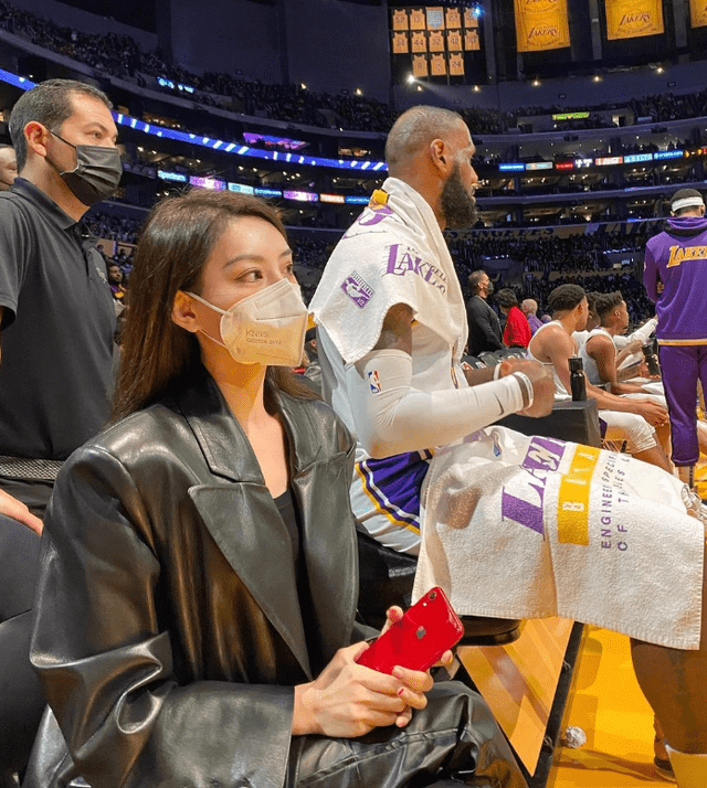 又一位坐在詹姆斯旁边的女球迷火了网友调侃是你影响了兰德尔