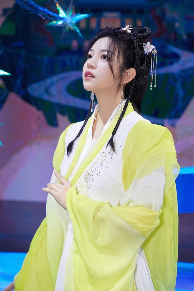 陈妍希再现小龙女造型穿荧光黄色国风裙又嫩又甜