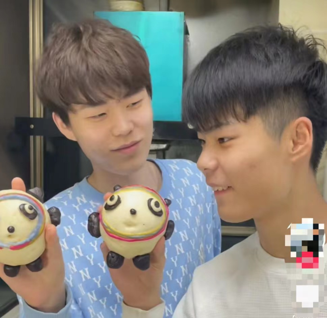 杜鑫浩哥哥叫杜焱浩平常非常喜欢研究美食这对双胞胎兄弟俩记者了解到