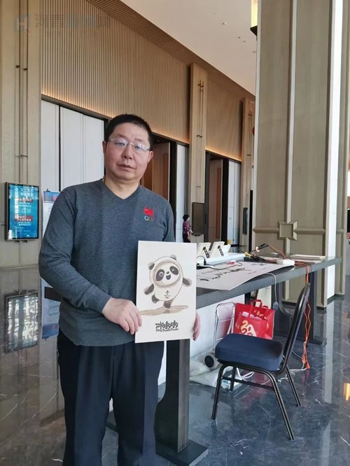 相约冬奥新春走基层烙画版冰墩墩出圈传承人田永明用手中的烙笔为冬奥