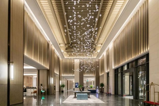 亚厦主要承建了一层酒店接待大堂,休闲大堂吧,茶苑,全日餐厅及全日