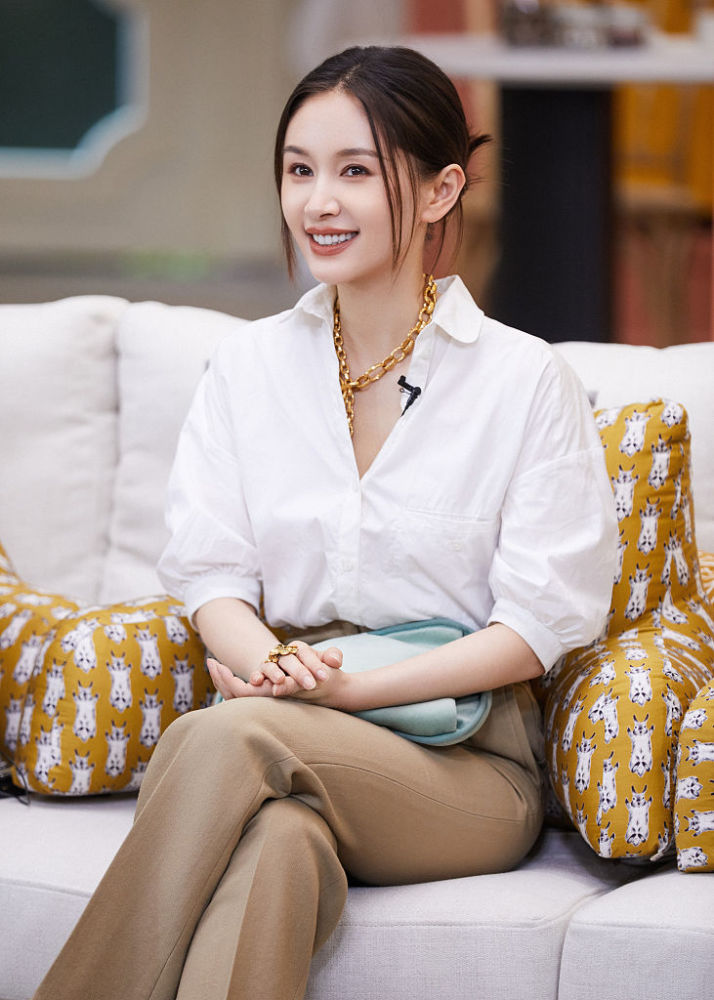 王子文半熟恋人花絮释出白衬衣搭底盘发干练有气质