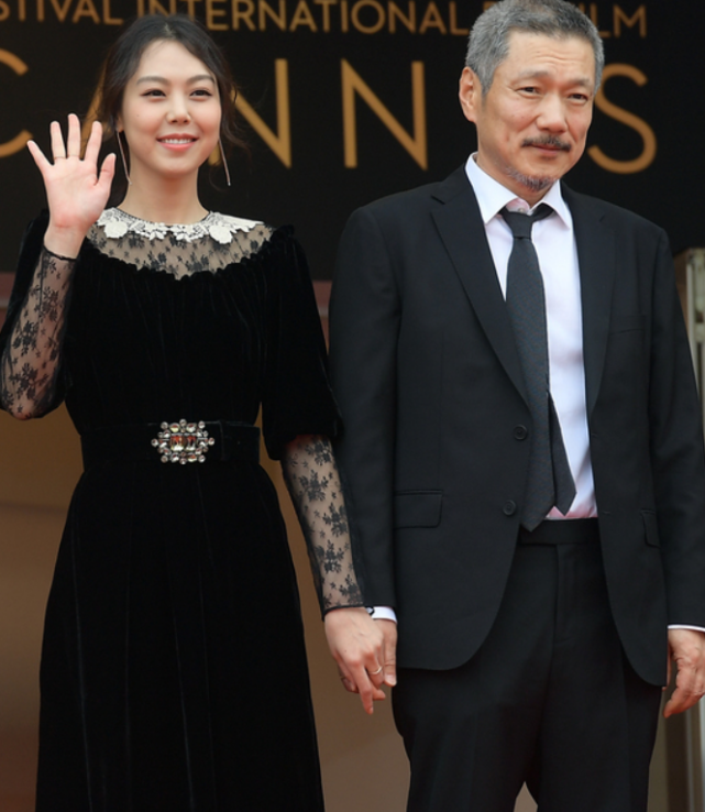 洪尚秀金敏喜合体亮相柏林电影节颁奖礼小说家的电影获评审团大奖