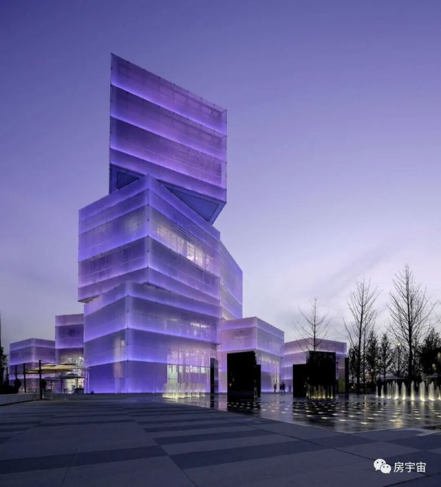 抛开理性的设计语言,孩子们眼中壮丽的大冰块更像是艾莎公主的魔波从