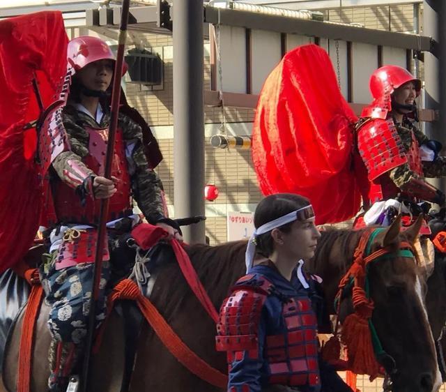 古代日本骑兵在作战时,为啥身后背着一个大口袋?