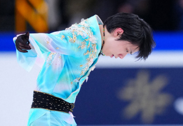 羽生結弦挑戰4a失敗!全場多次摔倒在地,淚灑賽場,央視解說沉默