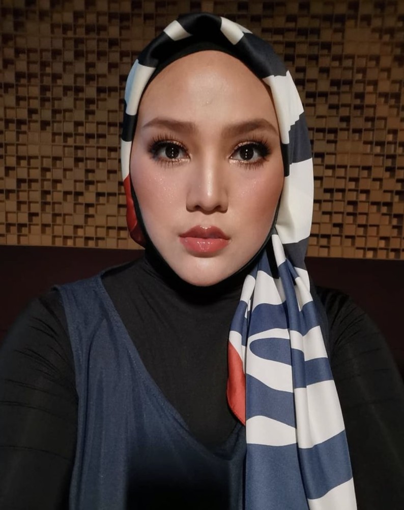 歌手茜拉办完离婚手续晒母子合照求慰藉将与前夫共同抚养儿子