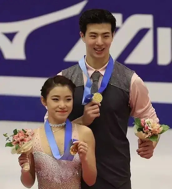 一起长大除了睡觉形影不离,"花滑"王诗玥柳鑫宇甜蜜背后是假糖_腾讯