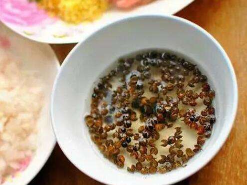 把花椒泡在白酒里竟然有这么大妙用解决了男人女人的难言之隐