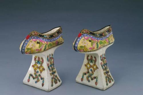 明朝皇后墓室出土一双高跟鞋专家大有来头