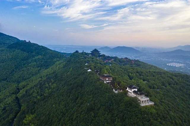 江苏海拔341.7米的山,是太湖东岸群山之冠,苏州市最高峰