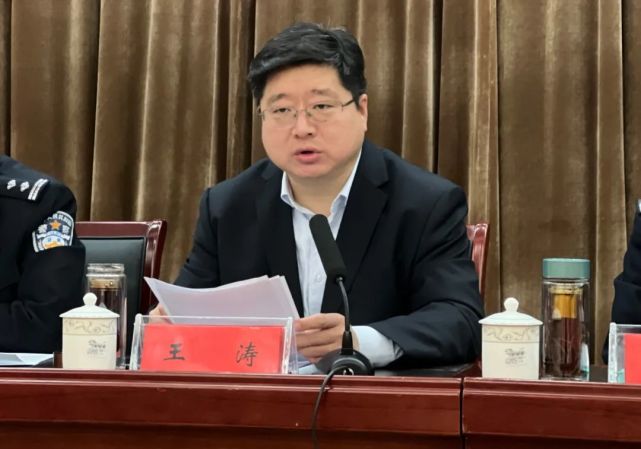 局党委书记,局长冯军出席会议,市公安局党委副书记,政委赵旺主持会议