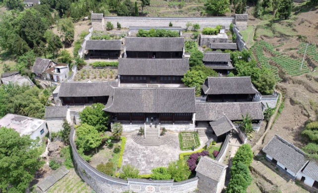 康熙三年(1664年),水西首領安坤反清,吳三桂開始率軍來剿水西.