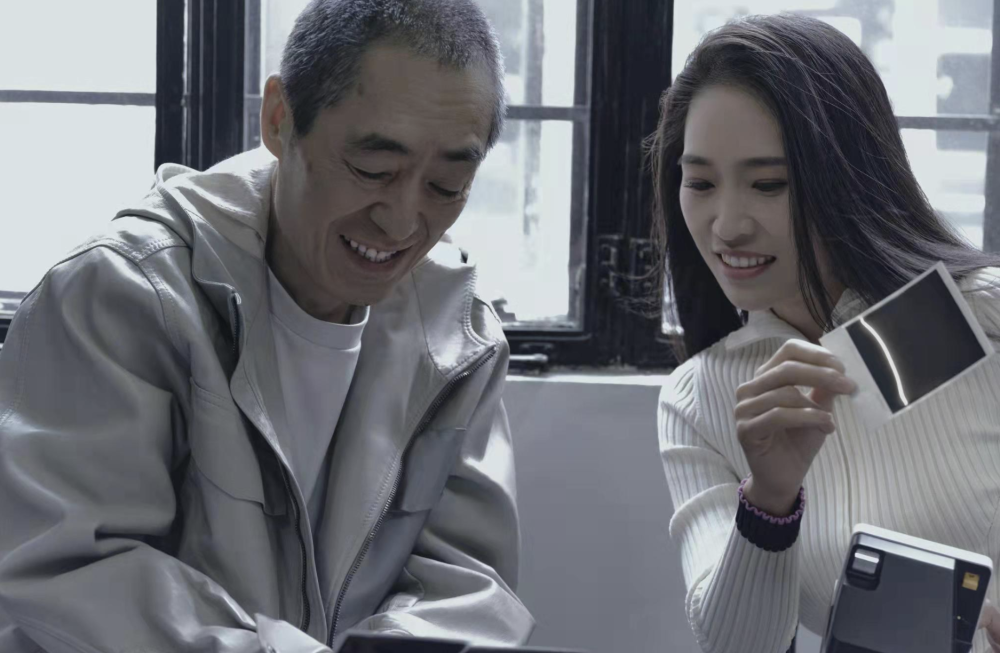 2013年,在父亲的认可下,张末嫁给瑞士老公孟丹青,高大帅气的孟丹青