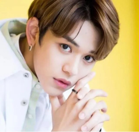 黄旭熙经纪公司sm娱乐发文道歉,黄旭熙也手写道歉信,向粉丝和"前女友