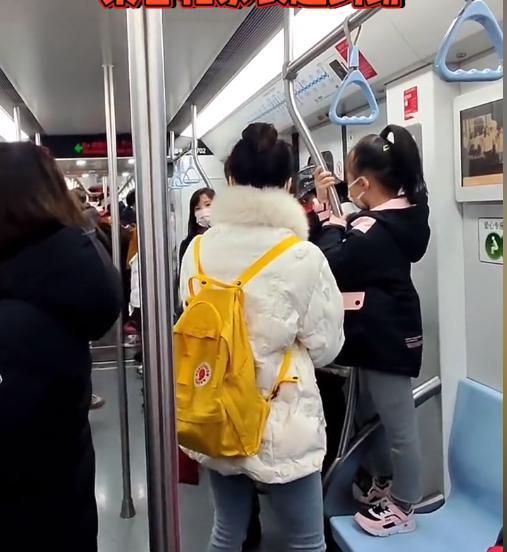 上海地铁8号线因为孩子占两个座位，争