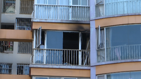 爷孙俩小区里放烟花,把6楼住户家窗帘点了