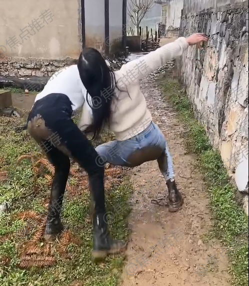 两女子醉酒后掉进泥坑,腿上沾上泥巴,网友:这个女人要多少彩礼_腾讯