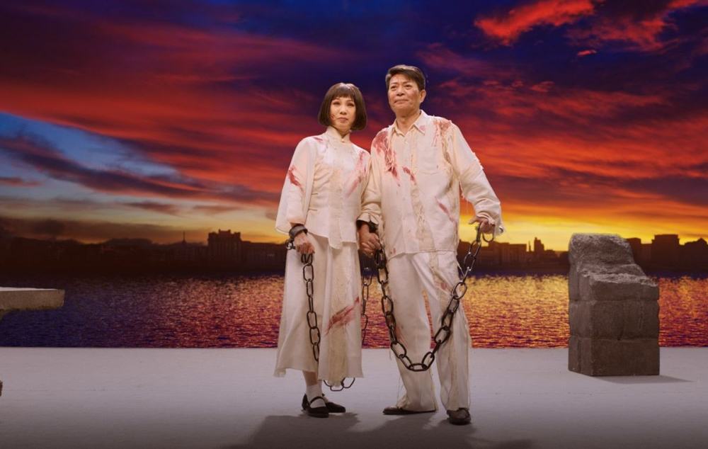 刑场上,周文雍和陈铁军拉着对方的手,在敌人的枪口下,告诉世人,他们是