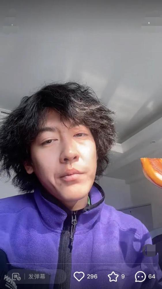 男大婶姜思达素颜复工被嘲公开性取向跳钢管舞他是异类吗