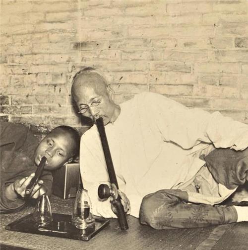 镜头下真实的晚清乞丐衣衫褴褛地主小老婆盘着二郎腿摆阔