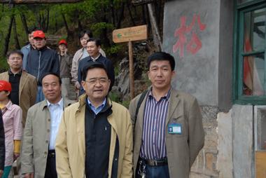 出生于抗战胜利的那一年的季允石,从小便赶上了新中国成立的好时候,在