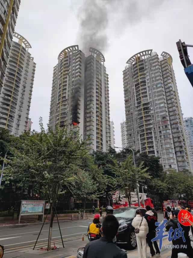突发广州海珠滨江东路一居民楼起火现场浓烟滚滚