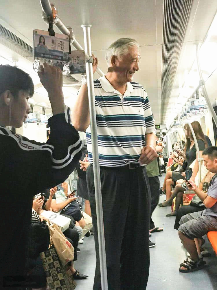 父亲姚志源身高2米08,曾经是上海男篮球员,姚明爷爷姚学明身高2米03