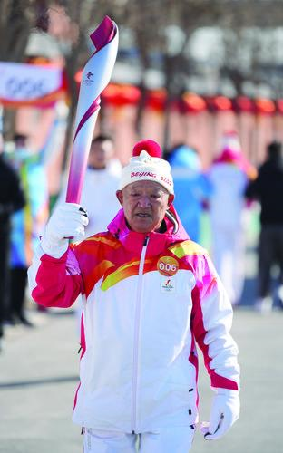 王金玉在传递火炬