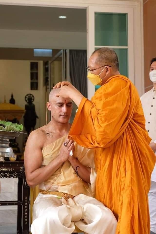 宝莱坞影星加甘马利克前往泰国佛寺剃度出家