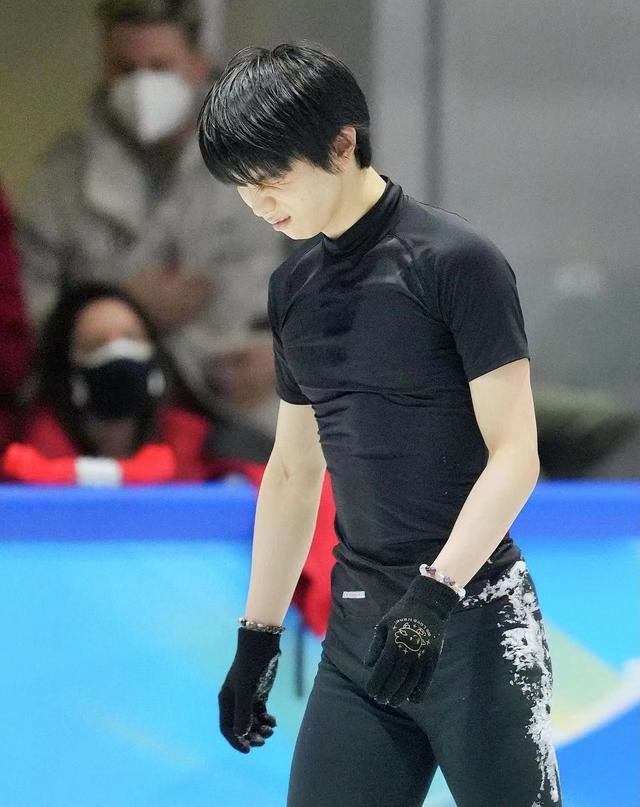 羽生結弦右腳腫成饅頭拿冰袋治療曾扶正中國國旗人品超好