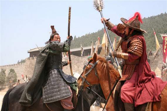 征王庆时,宋阵里霹雳火秦明,见折了金鼎,黄钺两将,心中大怒,跃马上前