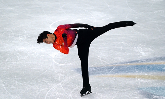 18岁考入耶鲁,22岁奥运夺金,陈巍高举美国国旗庆祝_腾讯新闻