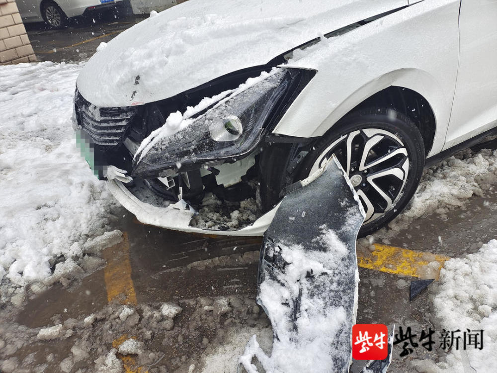 圖為車撞電線杆的現場交警告知趙先生,雨雪天氣,路面