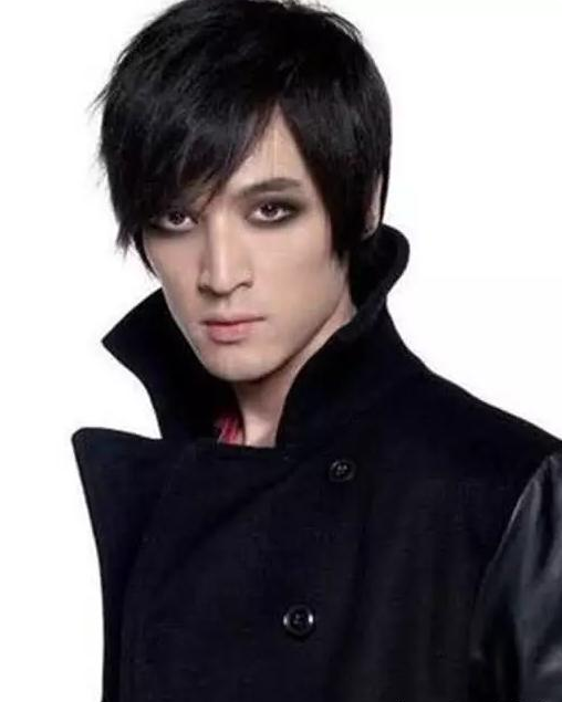 说到这里我有点不明白,为什么这长得秀气的男生都特别钟爱烟熏妆呢?