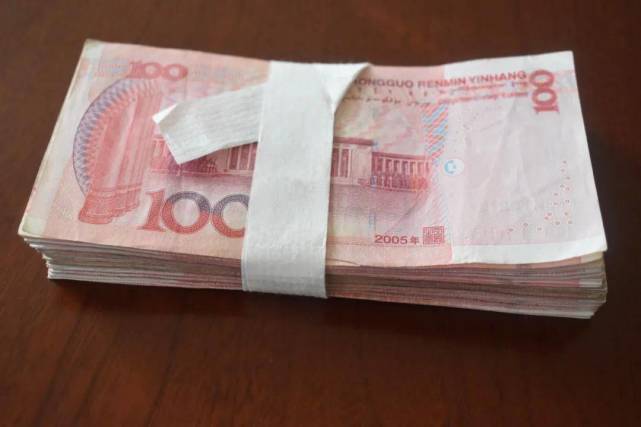 办理业务,在大厅检查登记桌进行登记时,看见桌角有一捆现金遂心生贪念