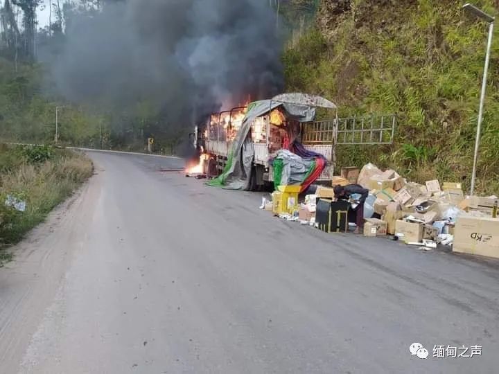 “烧完咯，要赔钱咯！”缅甸一辆货车行驶途中着火，大量货物散落一地哪个牌子的少儿英语机构好