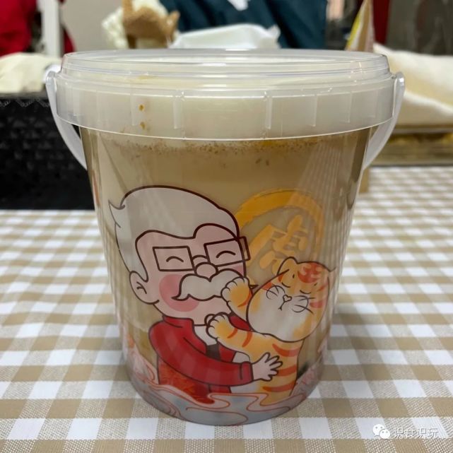 过年聚会首选肯德基新年限定超大吨吨桶奶茶
