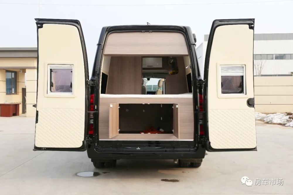 九木房车团购花小钱办大事两款亲民福特房车汽油柴油46座低至228万