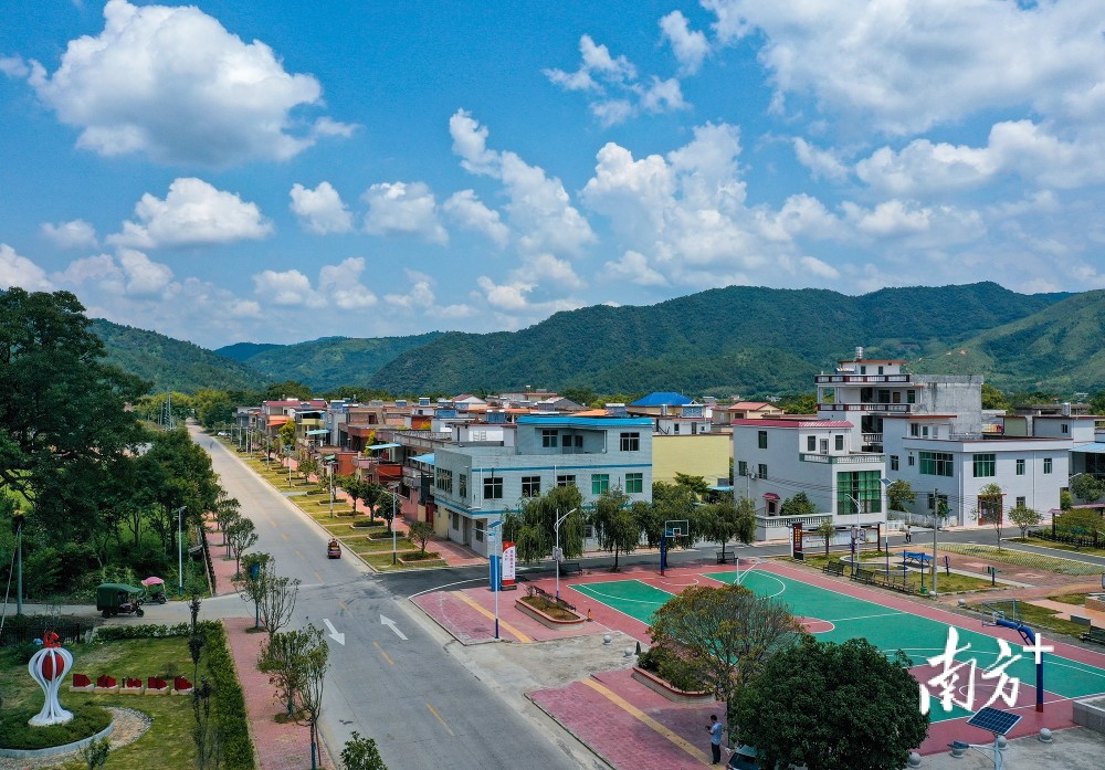 在始兴县武岗村,返乡的村民小欧告诉笔者,自己孩子还小,回乡之前还