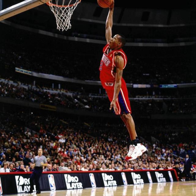 查看更多图片 >艾弗森虽然球风比较炸裂,但是在比赛中却不是经常扣篮