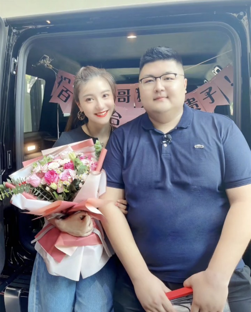 恭喜猴哥官宣与何钰欣领证结婚共同读誓词拿结婚证亲吻对方