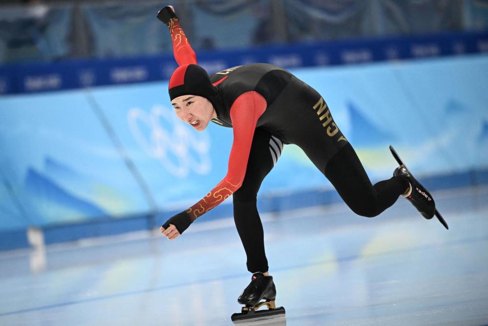 韩梅出战北京冬奥会速度滑冰女子5000米.