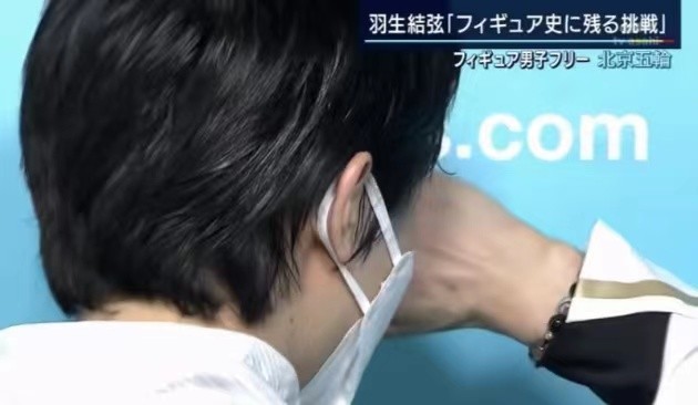 羽生结弦用头抵墙哭泣背对镜头擦眼泪懊恼自责向粉丝致歉