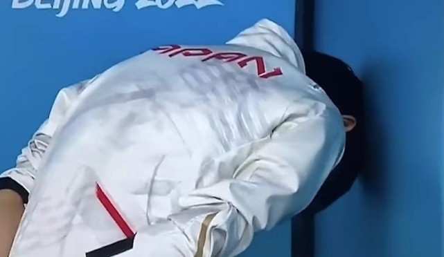 羽生结弦用头抵墙哭泣,背对镜头擦眼泪,懊恼自责,向粉丝致歉