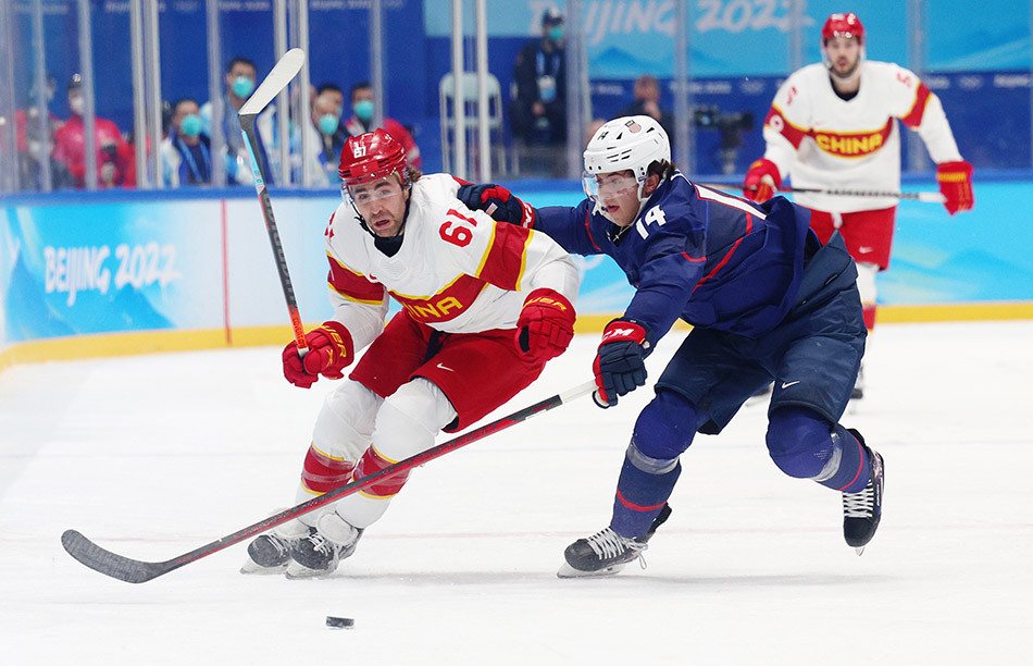 哥哥福将在比赛中中国队队员张泽森在比赛中中国男子冰球队2月10日21
