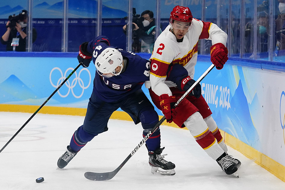 冬奥图片高燃现场中国男子冰球队首秀气势不输