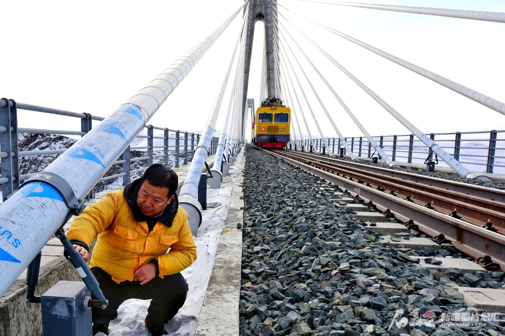 他们新春养护特大桥保障阿准铁路畅行